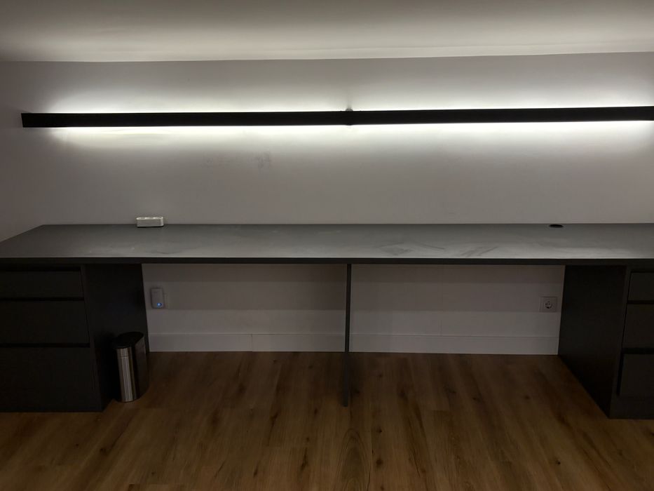 secretária sob medida em cinzento escuro com luz integrad