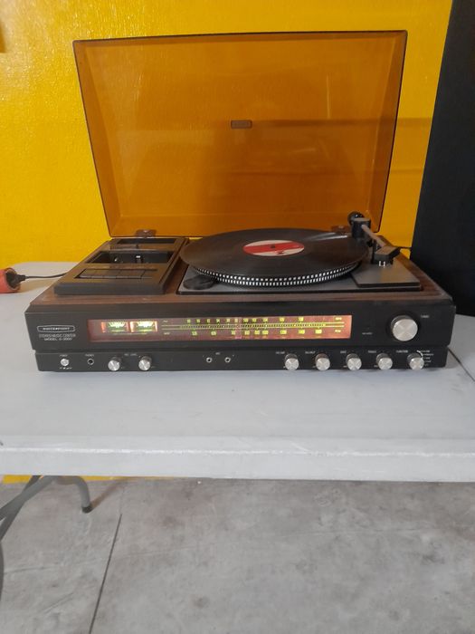 Gira discos, rádio e cassetes com uma coluna