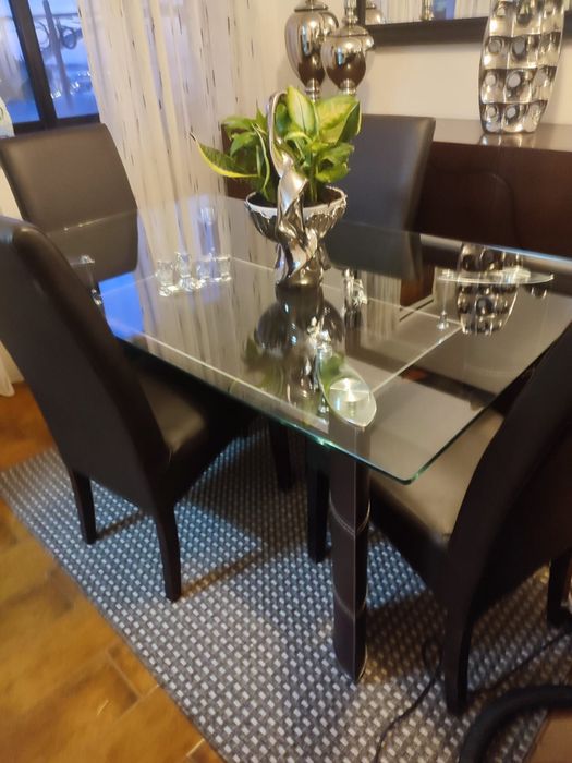 Mesa com tampo em vidro