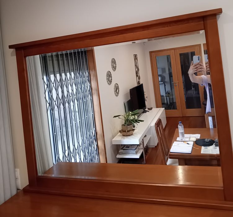 Espelho com moldura em madeira