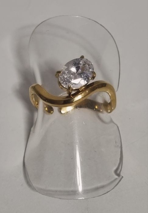 Anel dourado, em aço, muito diferente e com um ponto de luz oval. Ajustável