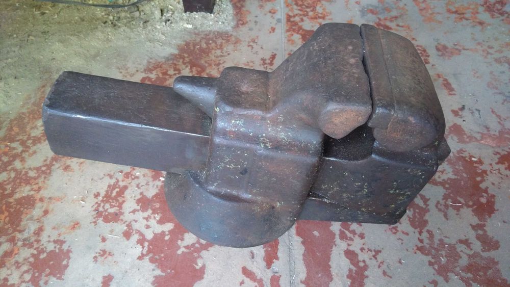 Тиски великі слюсарні