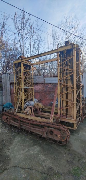 Електричний самохідний підйомник