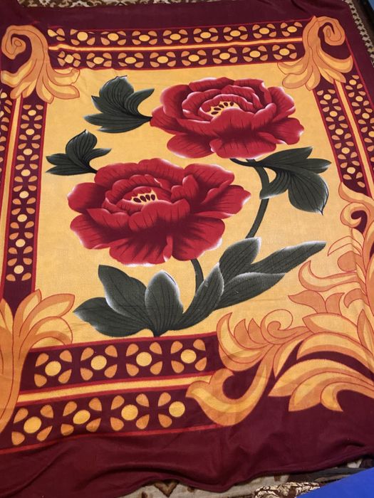 Покрывала большую кровать и наматрасник