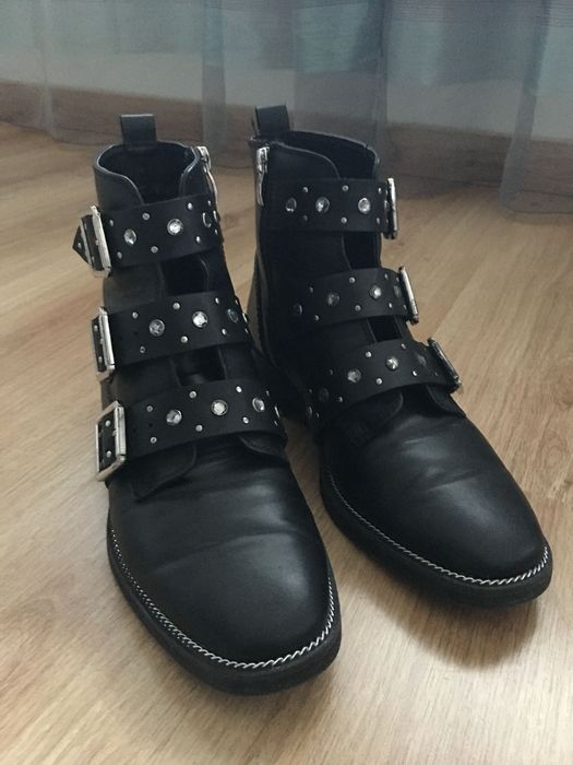 Botas pretas com fivelas (tamanho 39)
