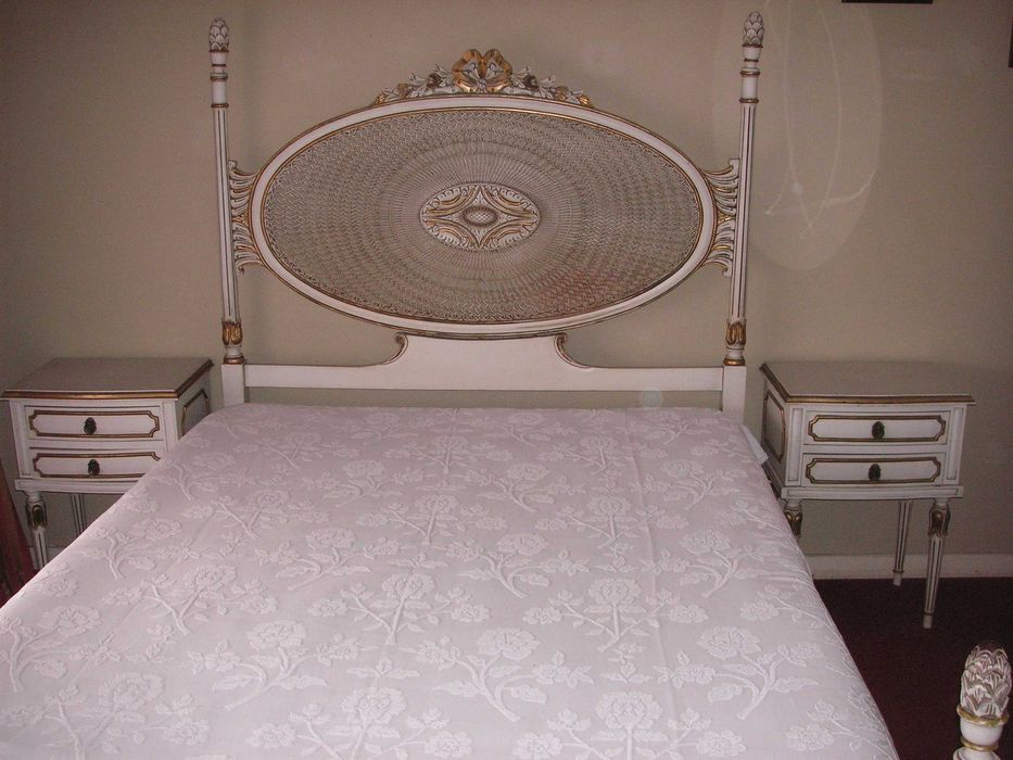 Cama Casal Estilo Luís XVI Madeira Lacada c Dourados, colchão, estrado