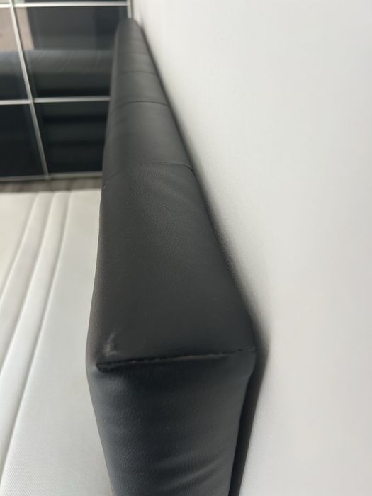 Cabeceira de cama estofada de cor preta