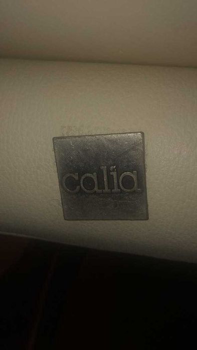 Vendo 2 Sofás em pele bege