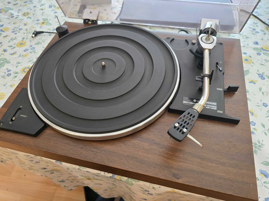 gramofon vintage  Kenwood, model KP-1022.