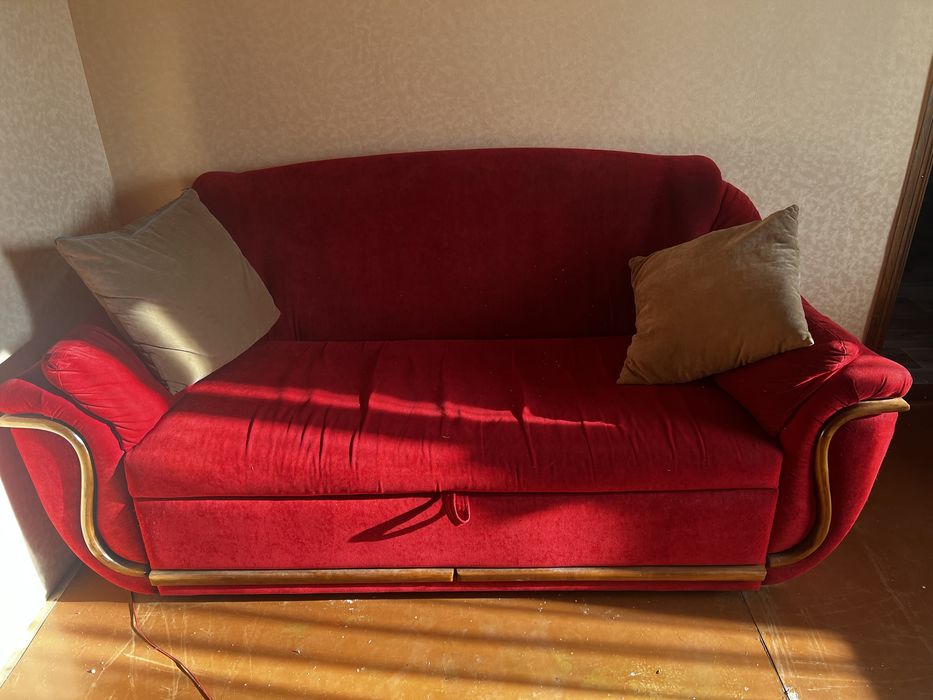 Червоний мякий диван з крісломм