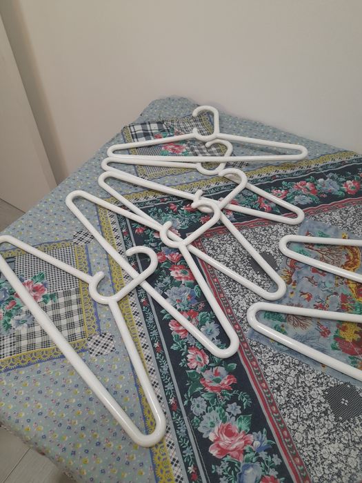 10 cabides brancos resistentes