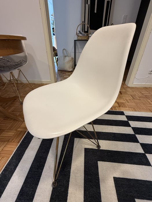 3 cadeiras brancas estilo Eames com pés dourados + 1 para reparação
