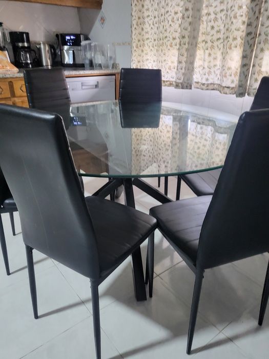 Vendo Mesa com 6 cadeiras