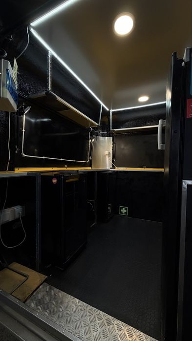 Food Truck totalmente equipada | Leve (<750 kg) | Pronta a trabalhar