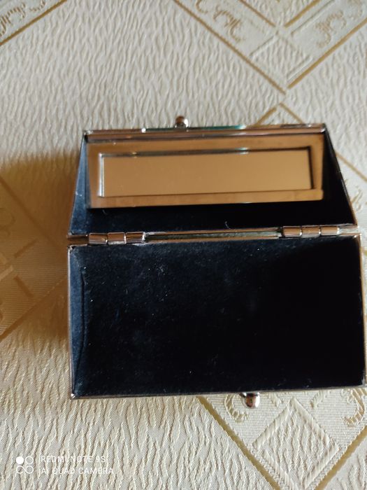 Etui do szminki z lusterkiem