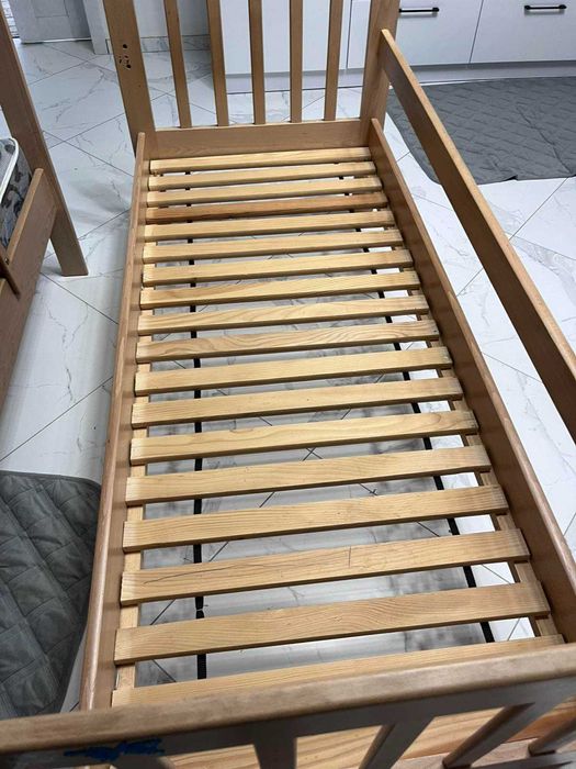 Продається двоярусне ліжко з матрацами .