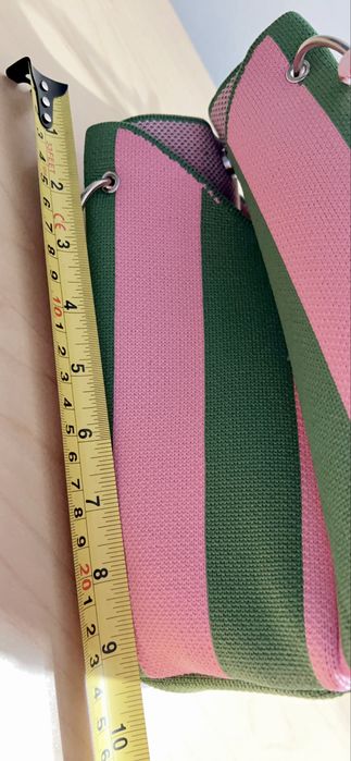 Carteira de listras largas em verde e rosa
