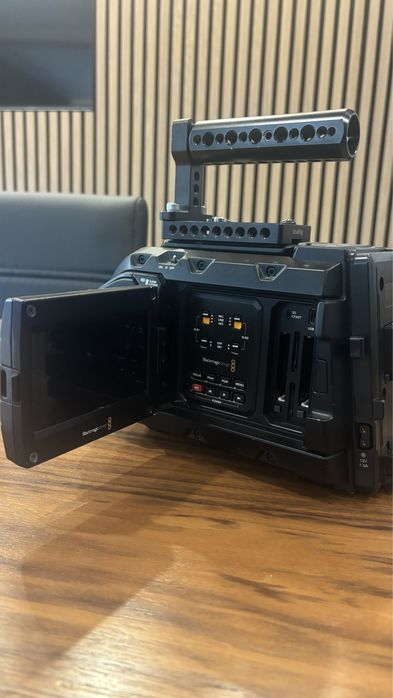 Câmera BLACKMAGIC URSA 4,6k mini pro c/lente,cartão  e acessorios.