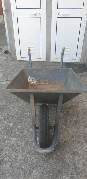 Carro de mão  em chapa  com uma roda para quem precisar para  pequenos  trabalhos