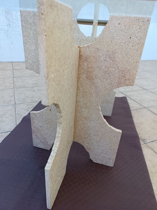 Mesa com pés em pedra e tampo de vidro biselado