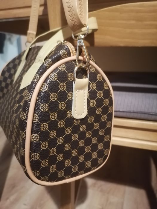 Brązowy kuferek torebka