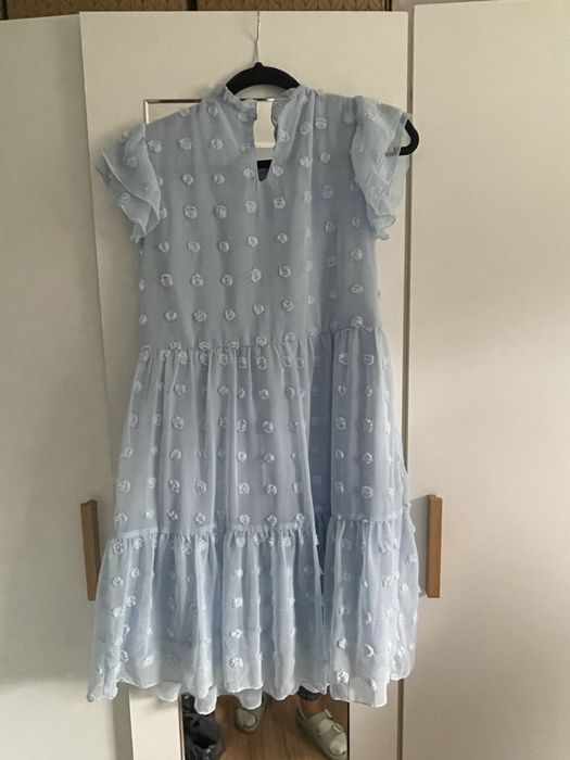 Błękitna sukienka przed kolano