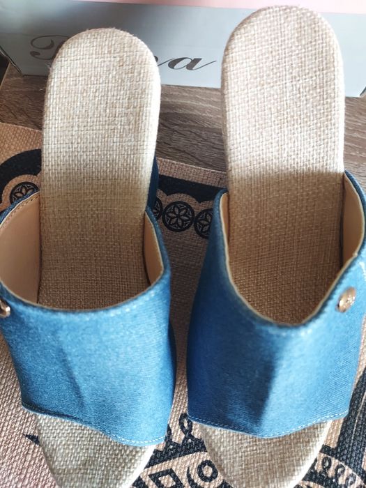 Klapki na koturnie jeansowe