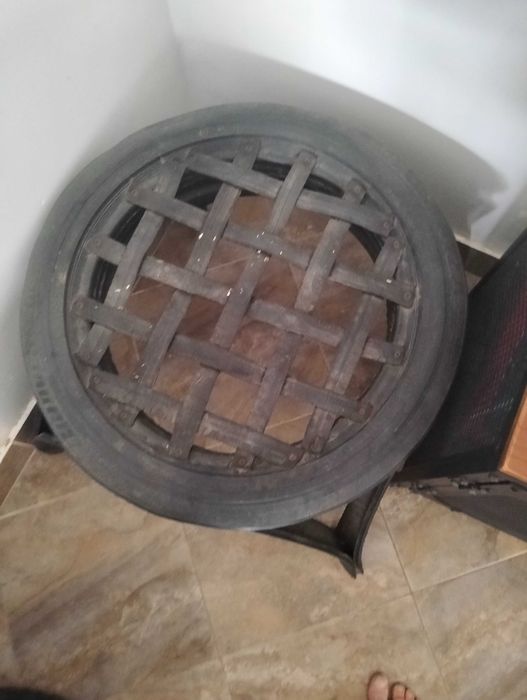Cadeirões e mesa feitos de pneus