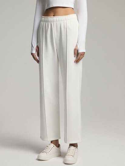 Білі штани зі стрілками