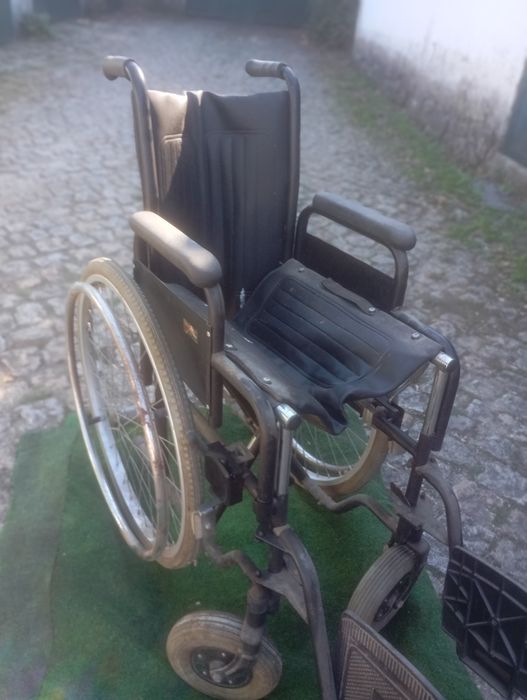 Cadeira de rodas usada