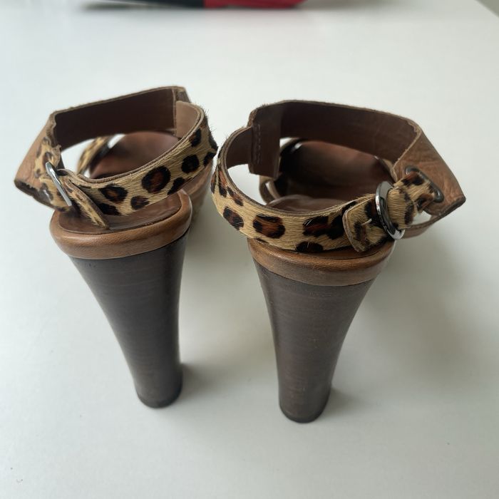 Sapatos abertos Prof em couro e leopardo, com tacão em madeira