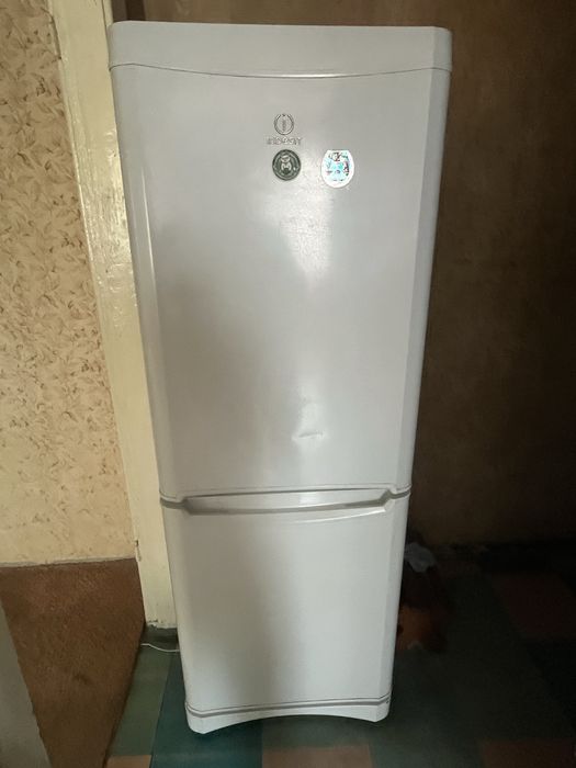 Продам холодильник Индезит за 220 гр. Состояние б/у  не рабочее.