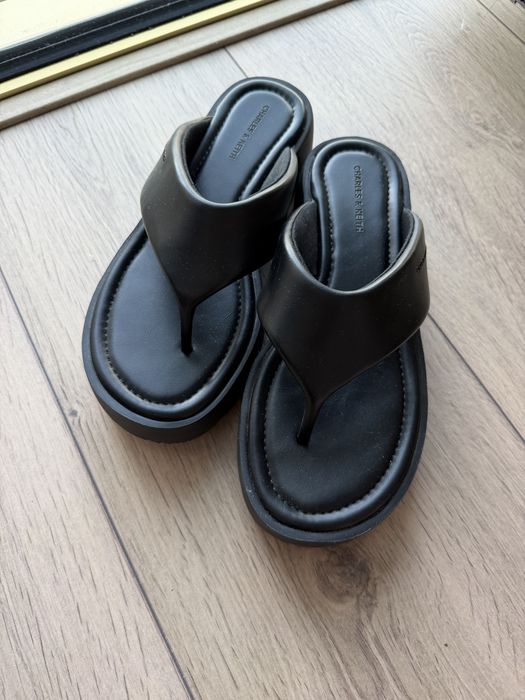 Charles and Keith сандалі