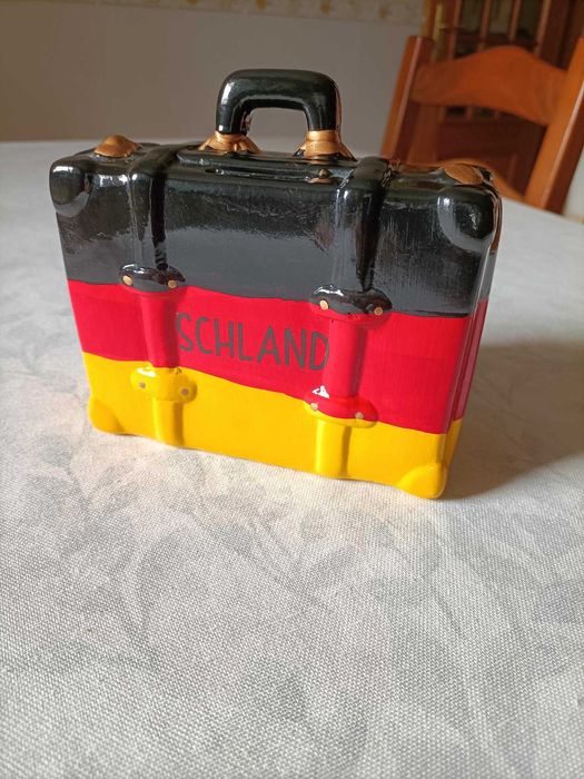 Mealheiro Cerâmica "Schland" – Mala de Viagem (Alemanha)