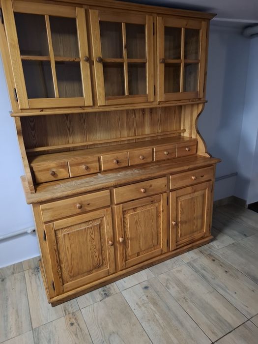 Kredens w stylu rustykalnym