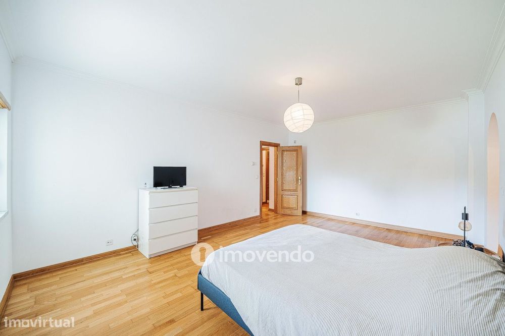 Apartamento T3 com estacionamento, no Condomínio Jardim da Lomba