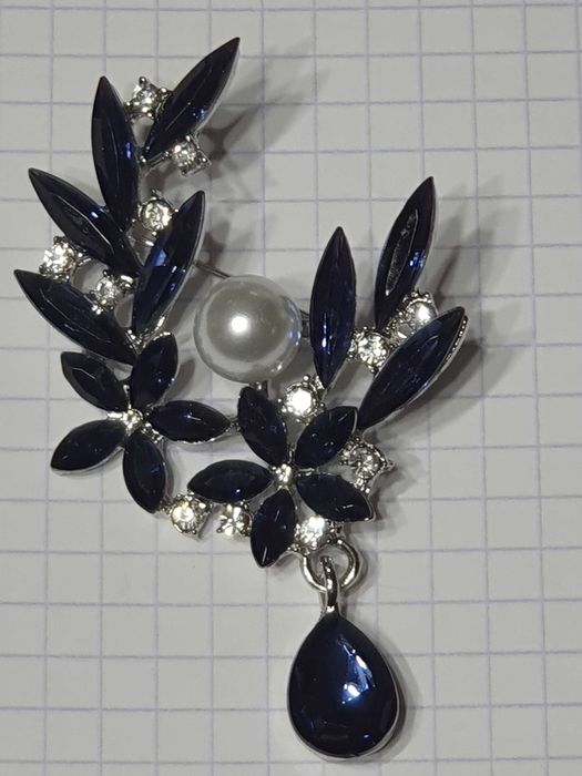 elegancka broszka z perłą