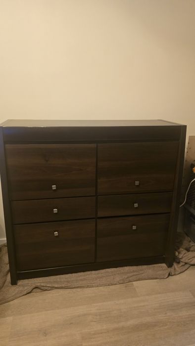Komoda w kolorze ciemnego brązu