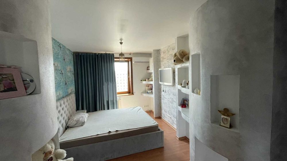 Продам дизайнерскую 3-комнатную  квартиру в г. Черноморск