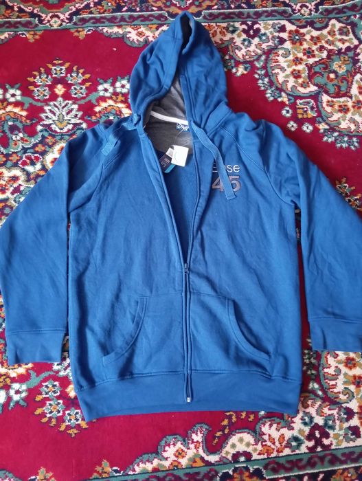 Спортивний світер .