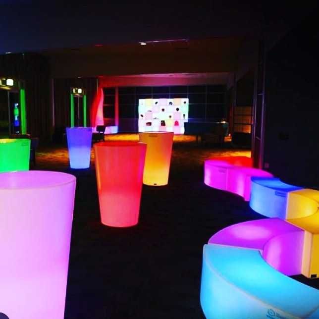Mobiliario led mesas bares sofas