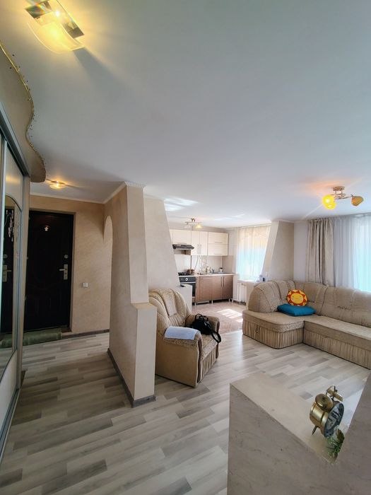 Продам трикімнатну квартиру в районі 8/9 школи по вул Бандери
