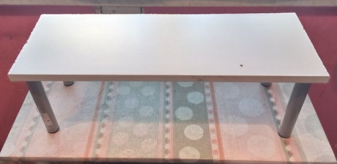 Półka na buty na nogach.