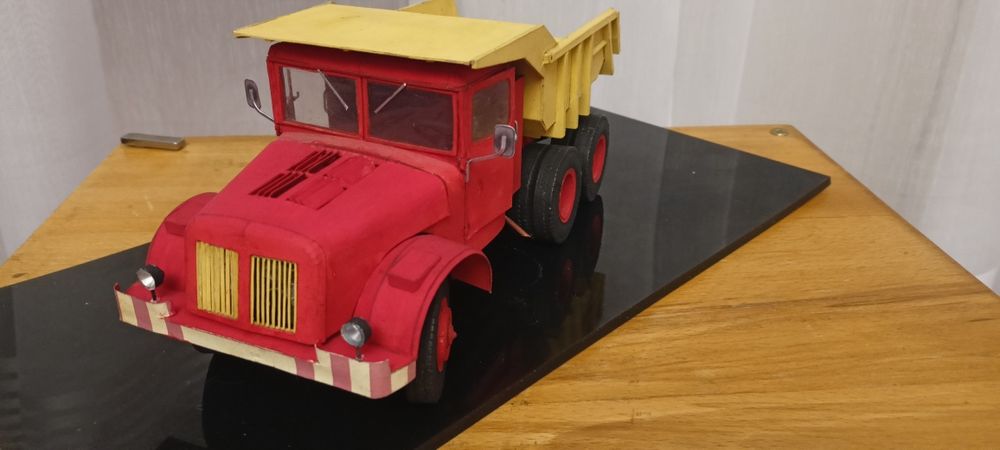 Масштабна модель самоскида.