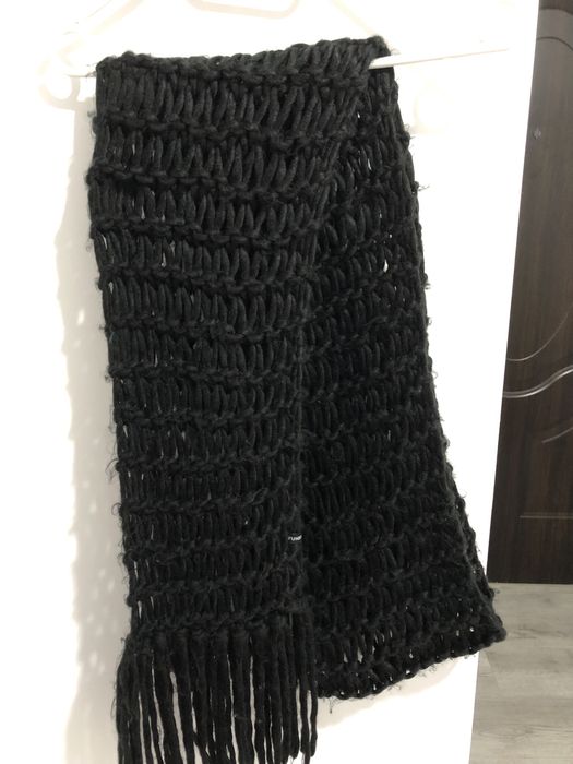 Czarny szal grubopleciony