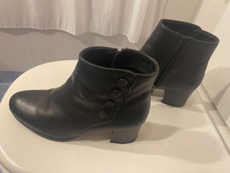 Botas pretas de senhora n.º 38