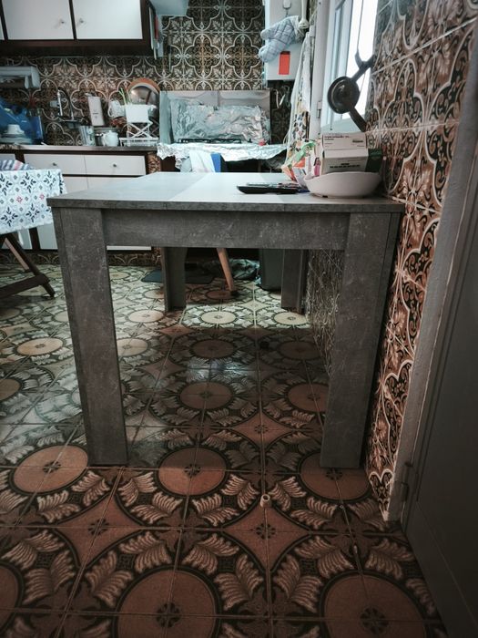 Mesa de cozinha ou sala e cadeiras