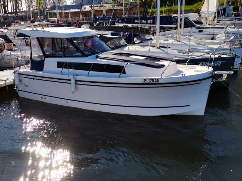 Czarter, wynajem jachtu motorowego Nexus 870 Revo - Bez Patentu