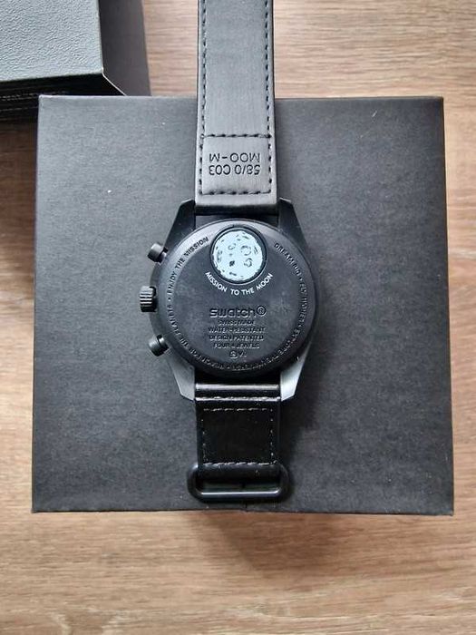 Omega x Swatch - Mission de phase de lune noire Snoopy - SO33B700