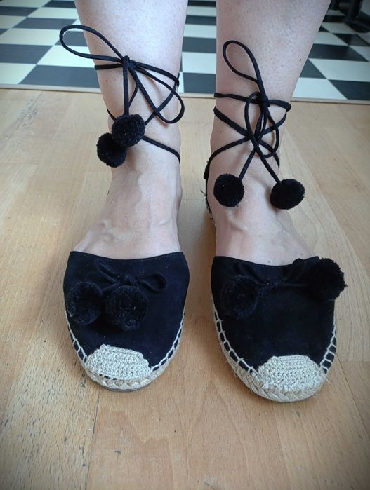 Kelsi - wiązane espadryle boho pompony - 6/40/25 cm